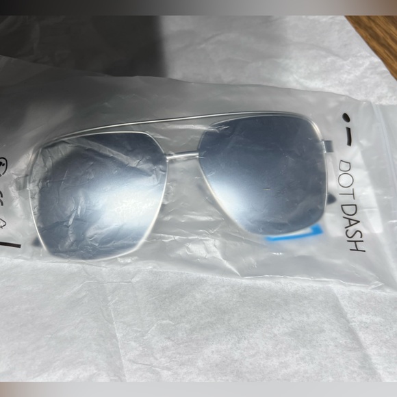 Dot Dash Unisex Whizz Sunglasses
NWT SILVER-One Size - Picture 10 of 11